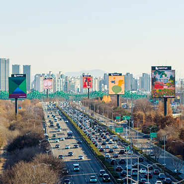 회색빛 도시에 예술 작품으로 다채로운 색깔을 입히다 ‹도로 위 미술관› 상세보기